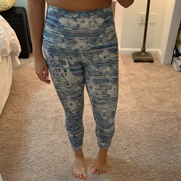 Soulcycle Lululemon patterned cropped pants - Picture 3 of 5